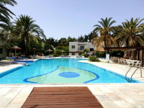 Sunny studio apartment in Paphos Gardens Resort